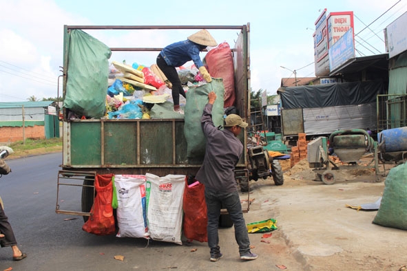 Công nhân Công ty TNHH Ea Phê xanh đang thu gom rác sinh hoạt tại một khu dân cư ở xã Ea Phê (huyện Krông Pắc). 