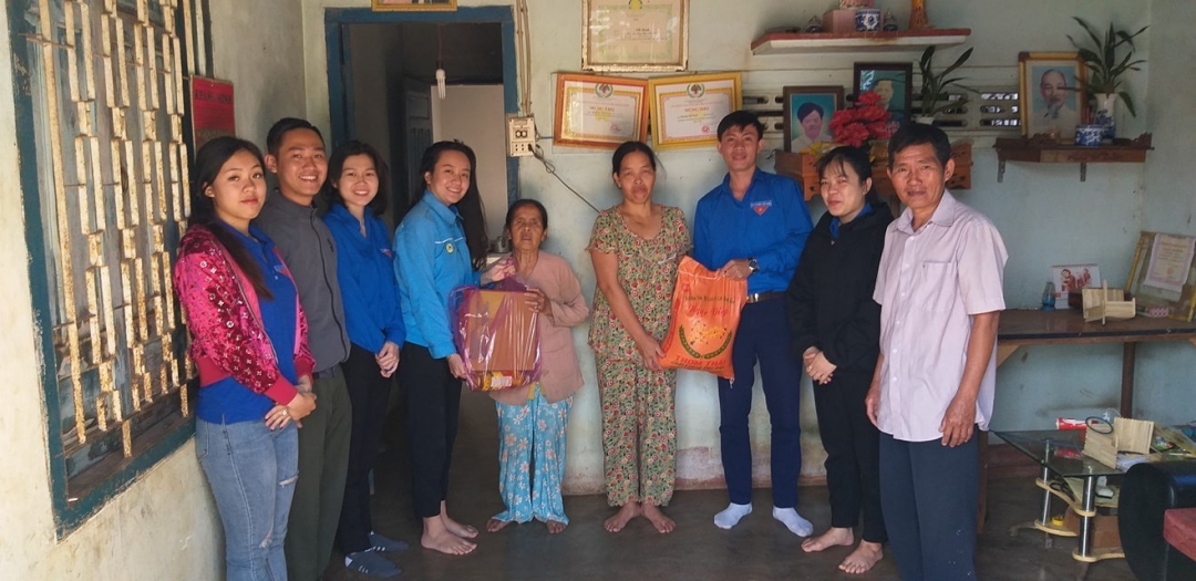 Đoàn phường Khánh Xuân (TP. Buôn Ma Thuột) thăm, tặng quà gia đình chính sách trên địa bàn