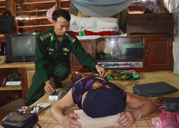 Bác sĩ Hoàng Ngọc Linh điều trị cho bà Hom bằng phương pháp châm cứu. 