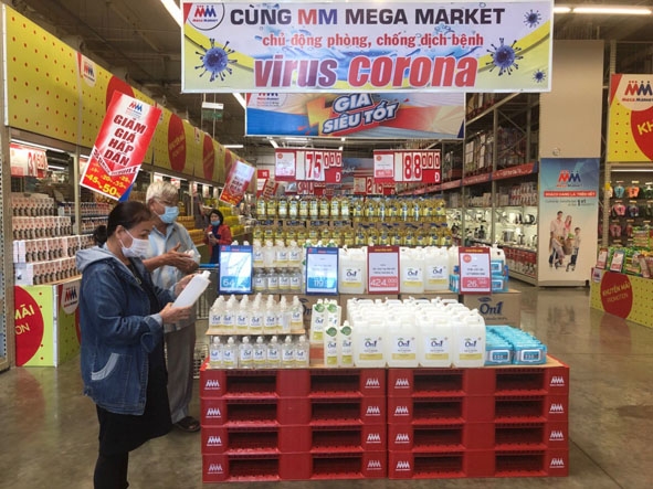 Siêu thị MM Mega Market Buôn Ma Thuột bố trí khu riêng biệt bày bán các loại xà phòng, nước sát khuẩn phòng chống dịch.