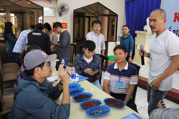 Người làm cà phê tham gia lớp học chế biến cà phê đặc sản vào đầu năm 2020 tại thị xã Buôn Hồ. 