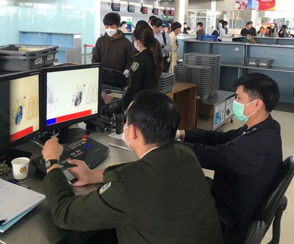 Cán bộ Cục Hải quan Đắk Lắk kiểm tra hành lý của hành khách nhập cảnh tại Cảng hàng không Liên Khương  (tỉnh Lâm Đồng).  