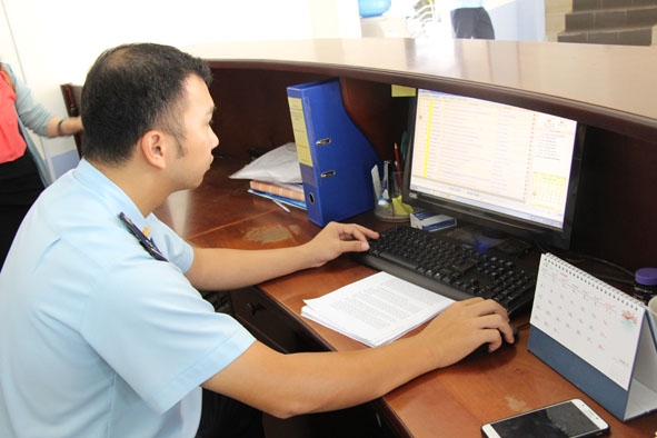 Cán bộ Chi cục Hải quan Buôn Ma Thuột xử lý tờ khai cho doanh nghiệp trên hệ thống thông quan điện tử tự động của ngành. 