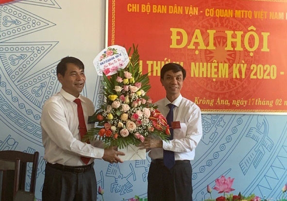 Bí thư Đảng ủy cơ quan đảng đoàn thể Hoàng Minh Giám (trái) chúc mừng Đại hội Chi bộ Ban Dân vận - Cơ quan MTTQ Việt Nam huyện.