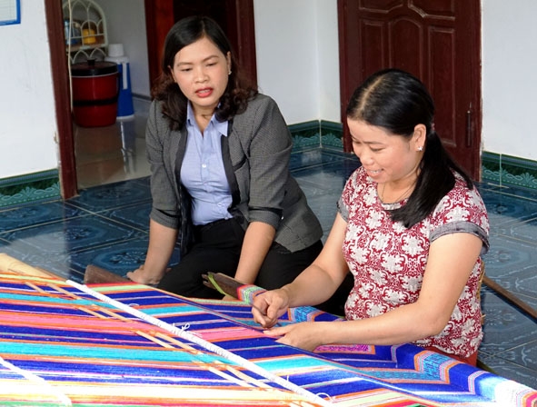 Chị H’Thu Liêng là một trong số ít người dệt vải thuần thục ở buôn Ja, xã Hòa Sơn.   