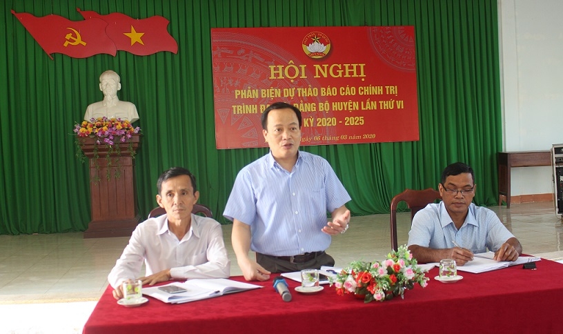 Đại diện Ủy Ban MTTQ Việt Nam huyện Buôn Đôn trao đổi với các đại biểu tại hội nghị. 