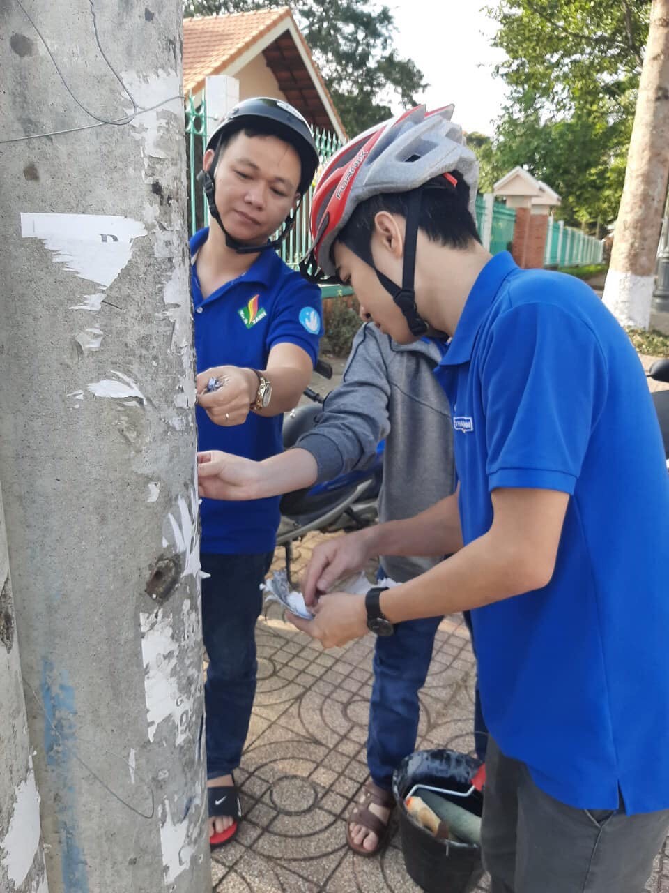 Đoàn viên thanh niên phường Thắng Lợi (TP. Buôn Ma Thuột) bóc xóa quảng cáo, rao vặt trái phép