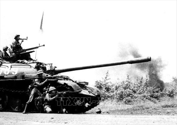 Xe tăng quân giải phóng tiến công thị xã Buôn Ma Thuột ngày 10-3-1975 trong chiến dịch Tây Nguyên. Ảnh tư liệu TTXVN
