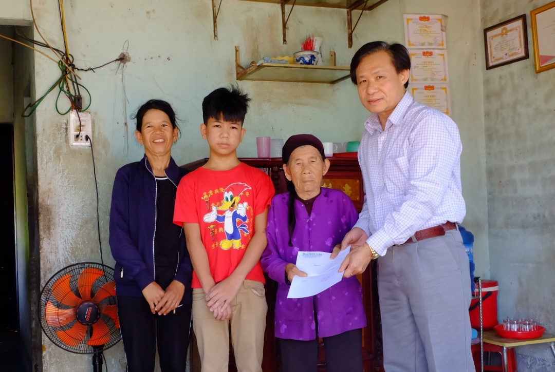 Phó Tổng biên tập phụ trách Báo Đắk Lắk trao quà từ Quỹ Tấm lòng vàng cho gia đình cụ Nguyễn Thị Lê ở xã Hòa Khánh. 