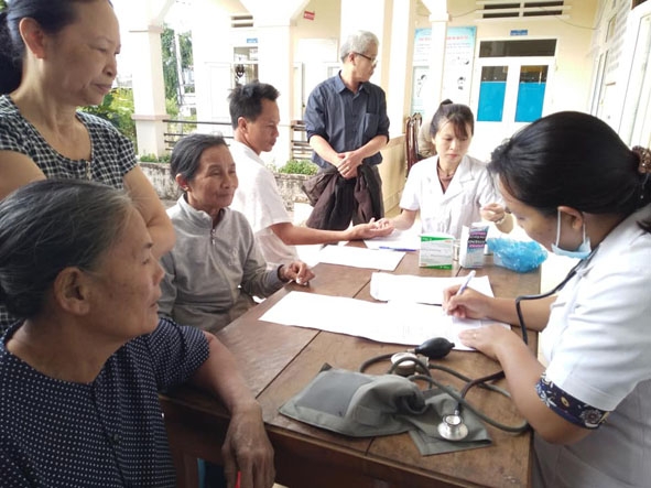 Khám sàng lọc bệnh tăng huyết áp tại xã Đắk Liêng (huyện Lắk). 