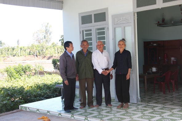 Cựu TNXP Võ Thị Linh (thôn 2A) vui mừng khi được hỗ trợ xây dựng căn nhà mới. 