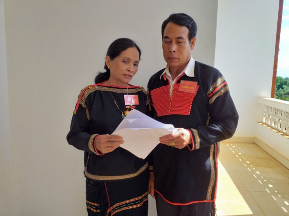 Chị H’Juaih, Bí thư  Chi bộ  buôn Pưk Rông  trao đổi công việc  với  đảng viên.