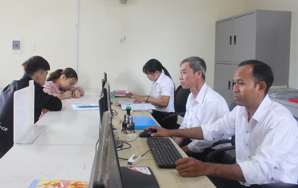 Tiếp nhận hồ sơ thủ tục hành chính của người dân tại Bộ phận tiếp nhận và trả kết quả kết hợp Bưu điện Văn hóa xã Dliê Ya (huyện Krông Năng)