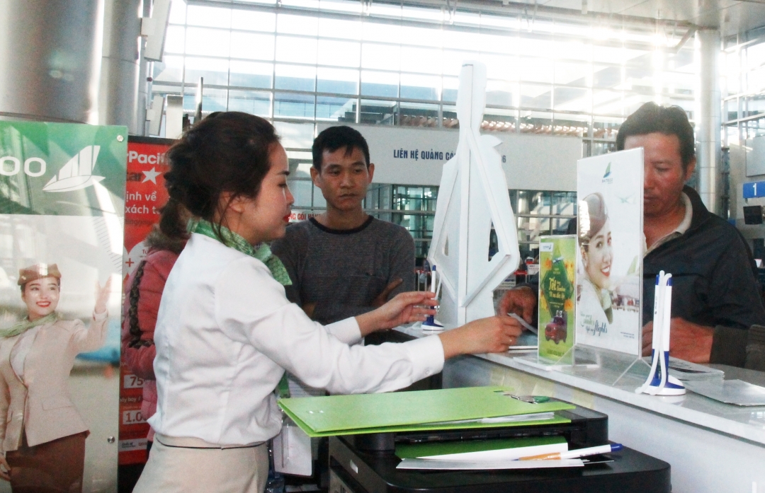 Hành khách mua vé tại Sân bay Buôn Ma Thuột.