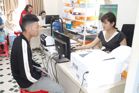 Cán bộ BHXH huyện Lắk giải quyết các thủ tục hành chính cho người dân. 