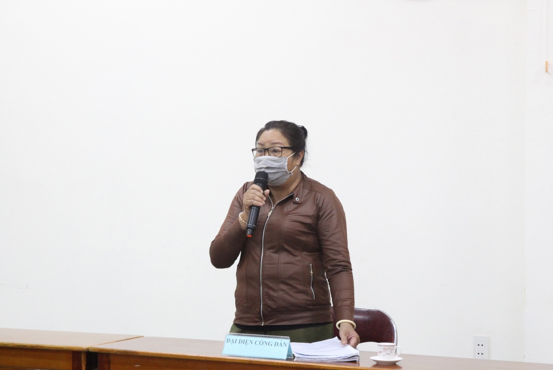 Bà Nguyễn Thị Bình trình bày ý kiến tại buổi tiếp dân. 