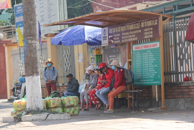 Bên cạnh nhiều người sốt sắng, thì không ít người thờ ơ với việc đeo khẩu trang nơi công cộng. Ảnh chuoj tại một điểm chờ xe buýt trên đường Nguyễn Tất Thành (TP.Buôn Ma Thuột)