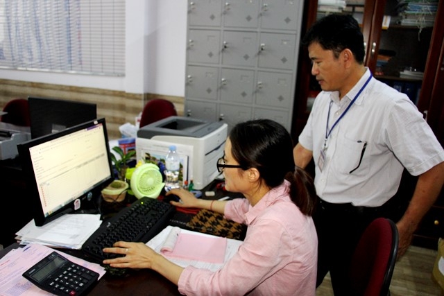 Cán bộ Chi cục Thuế Khu vực Buôn Hồ - Krông Năng hướng dẫn người nộp thuế về hóa đơn điện tử