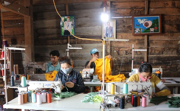 Tổ hợp tác Thanh niên gia công hàng may mặc xã Hòa Thành đã tạo việc làm cho nhiều thanh niên tại địa phương.   