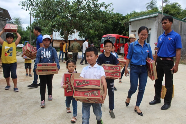 Các bạn nhỏ hào hứng tham gia chương trình thiện nguyện tại xã Ea Trang, huyện M'Đrắk.  