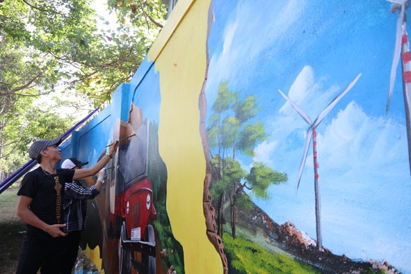Các bức bích họa trên Quảng trường 3-4  ở thị trấn Ea Drăng đang dần  hoàn thành. 