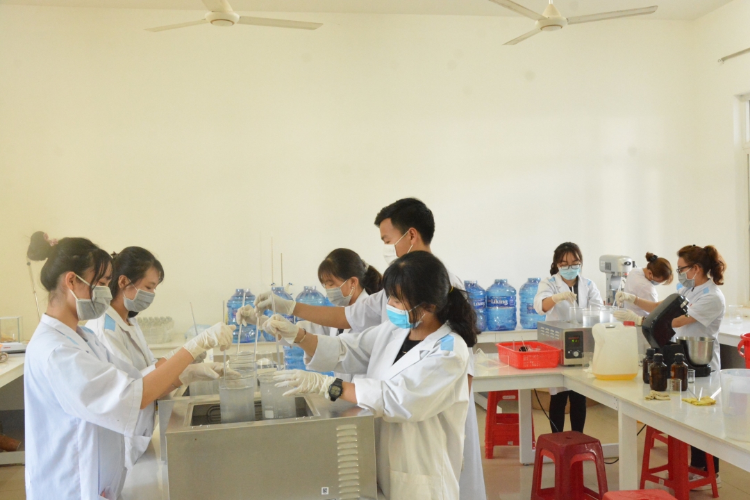 Sinh viên Khoa Dược Trường Đại học Buôn Ma Thuột bào chế dung dịch rửa tay tặng miễn phí cộng đồng nhằm góp phần phòng, chống dịch Covid-19. Ảnh: X.Hà