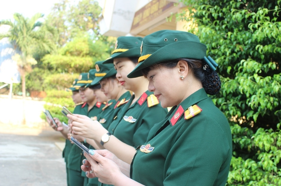 Hội viên Hội Phụ nữ Bộ Chỉ huy Quân sự tỉnh nhắn tin ủng hộ 