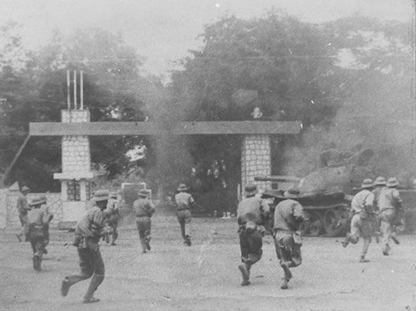 Quân Giải phóng đánh chiếm sở chỉ huy Sư đoàn 23 ngụy trong trận Buôn Ma Thuột, tháng 3-1975.  Ảnh tư liệu