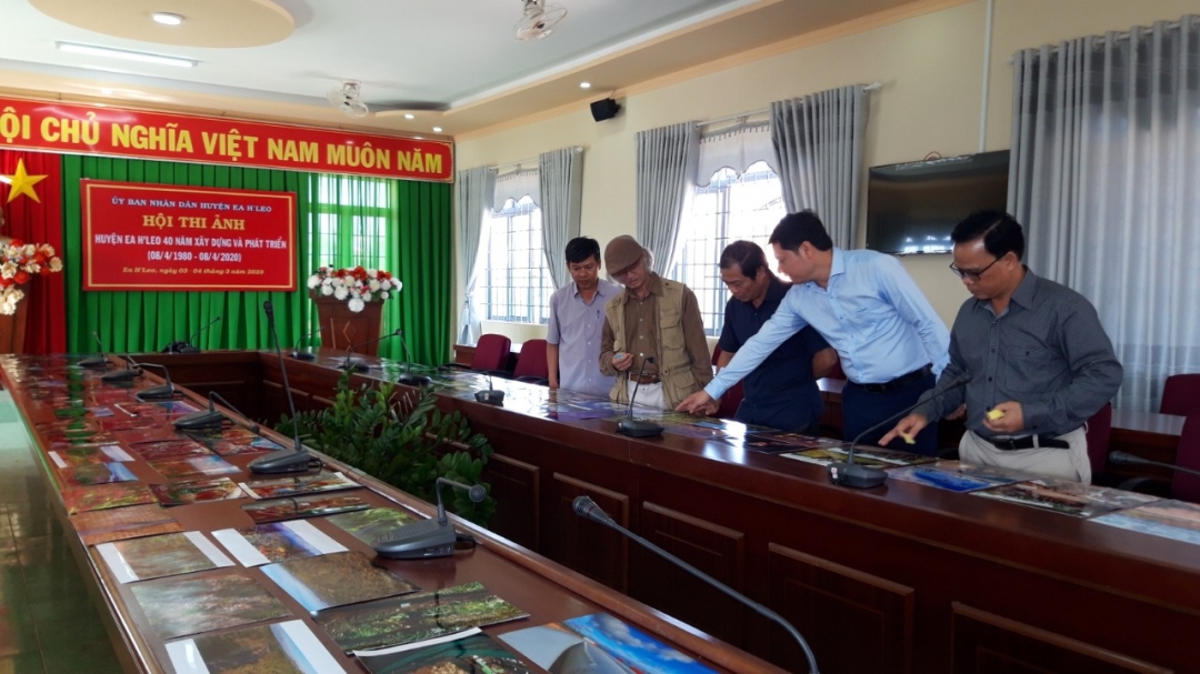 Ban giám khẻo chấm điểm các tác phẩm ảnh sác tác về huyện Ea H'leo - một trong những hoạt động kỷ niệm 40 năm ngày thành lập huyện