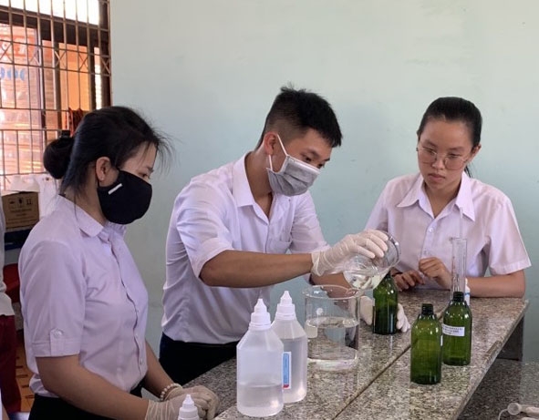 Các em học sinh Trường THPT Ngô Gia Tự (huyện Ea Kar) điều chế nước rửa tay sát khuẩn.  (Ảnh: Nhà trường cung cấp)