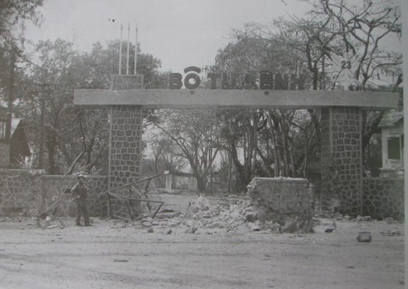 Quân giải phóng làm chủ sở chỉ huy Sư đoàn 23 ngụy ở thị xã Buôn Ma Thuột.  Ảnh tư liệu