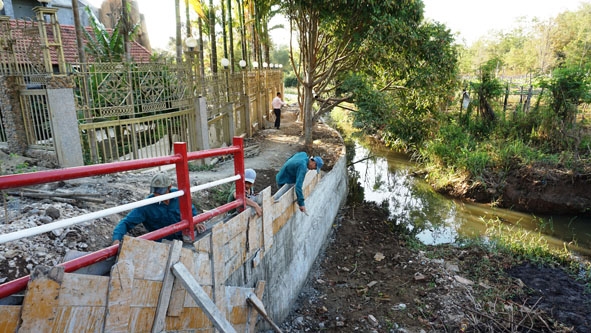  Bờ kè suối được xây dựng với chiều dài  36 m và  cách bờ rào nhà ông  Tạ Huy Phương  3,2 m. (Ảnh chụp ngày 4-3-2020). 