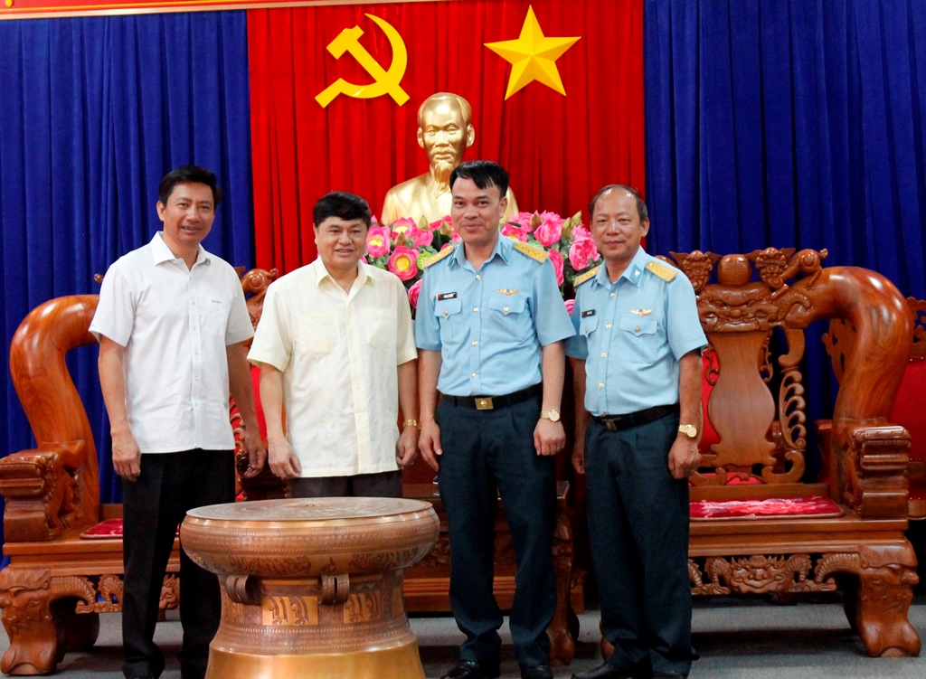 Phó Bí thư Thường trực Tỉnh ủy Phạm Minh Tấn và lãnh đạo Sư đoàn Phòng không 377  tại buổi tiếp