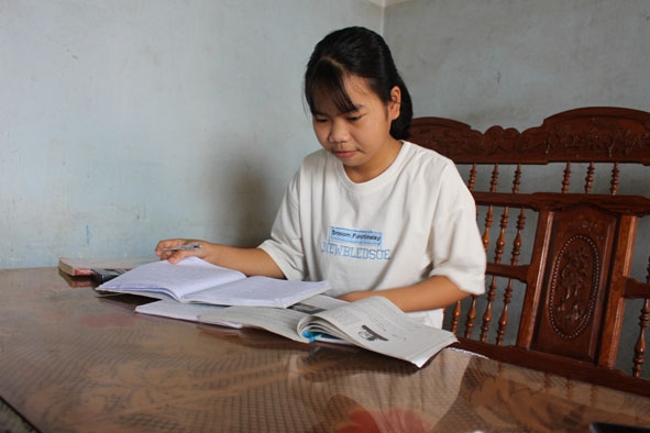 Em Hoàng Thanh Mai, học sinh Trường THCS Ea Phê tự ôn tập bài tại nhà.