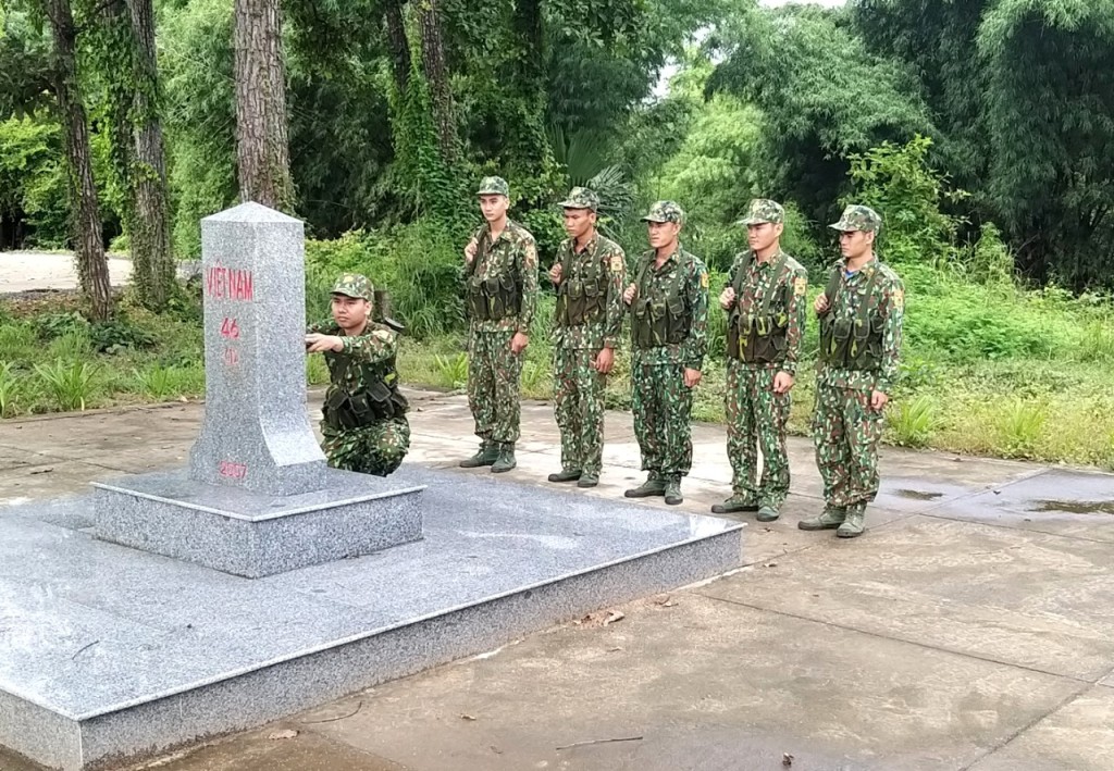 Cán bộ, chiến sĩ Đồn Biên phòng Bo Heng tuần tra, bảo vệ cột mốc biên giới