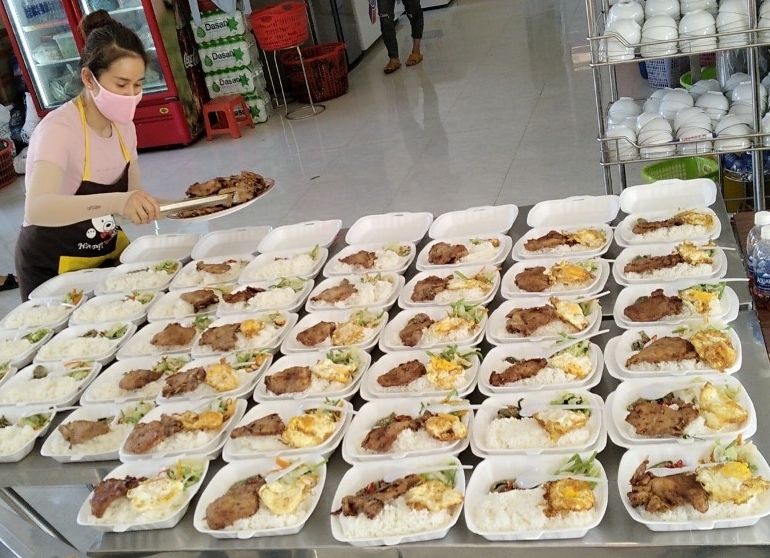 Bữa ăn cho công dân thực hiện cách ly tại khu cách ly tập trung của tỉnh do Nhà ăn tập thể Công an tỉnh đảm nhiệm.