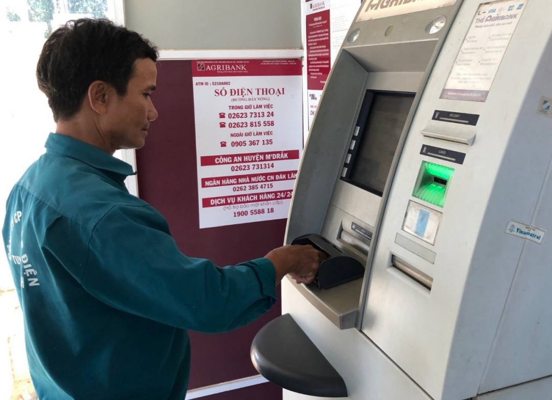 Khách hàng giao dịch tại ATM của Agribank Đắk Lắk