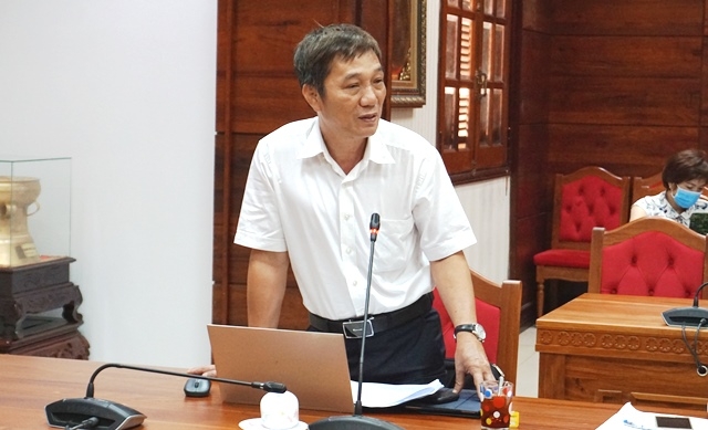 Giám đốc Sở Xây dựng Lâm Tứ Toàn đóng góp ý kiến tại cuộc họp.