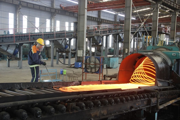 Một công đoạn sản xuất thép tại Công ty Cổ phần Thép Đông Nam Á.