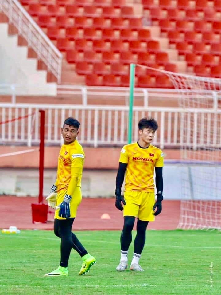Thủ môn Y Êli Niê (ảnh trái) trong màu áo đội tuyển U23 Việt Nam. Ảnh Facebook nhân vật.