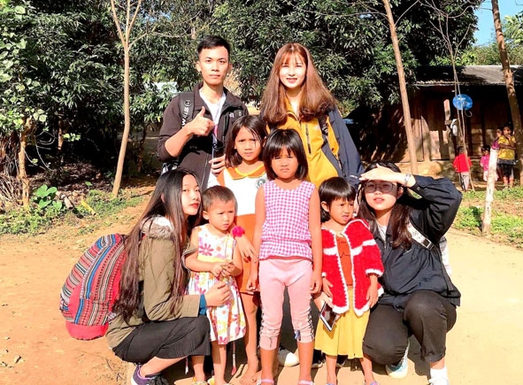 Trịnh Thị Kiều Trang (bên phải, hàng thứ 2) tham gia chương trình Tình nguyện mùa đông năm 2019 - 2020  tại huyện Đông Giang, tỉnh Quảng Nam. 