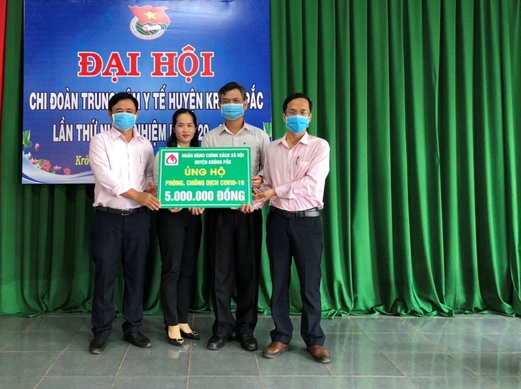 Đại diện Ngân hàng CSXH chi nhánh tỉnh trao tiền ủng hộ phòng chống dịch bệnh cho Trung tâm Y tế huyện Krông Pắc