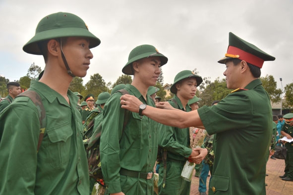 Thủ trưởng Ban Chỉ huy Quân sự huyện Krông Pắc động viên tân binh trước lúc lên đường thực hiện nghĩa vụ công dân.
