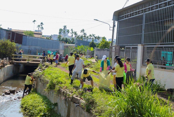 Một nhóm cựu học sinh Trường THPT Buôn Ma Thuột tổ chức dọn rác xung quanh khu vực suối Đốc Học.   