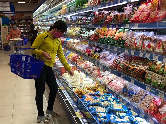 Nguồn cung hàng hóa ở siêu thị Co.opmart Buôn Ma Thuột vẫn dồi dào, đáp ứng nhu cầu mua sắn của người dân địa phương