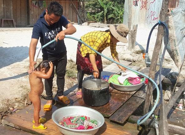 Nhiều gia đình ở thôn Ea Luêh vẫn đủ nước sinh hoạt trong mùa khô. 