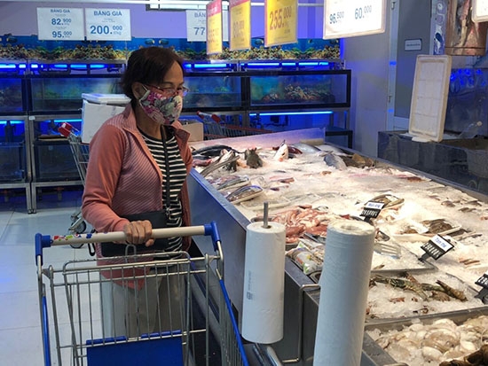 Người dân mua hàng hóa tại siêu thị Co.opmart Buôn Ma Thuột