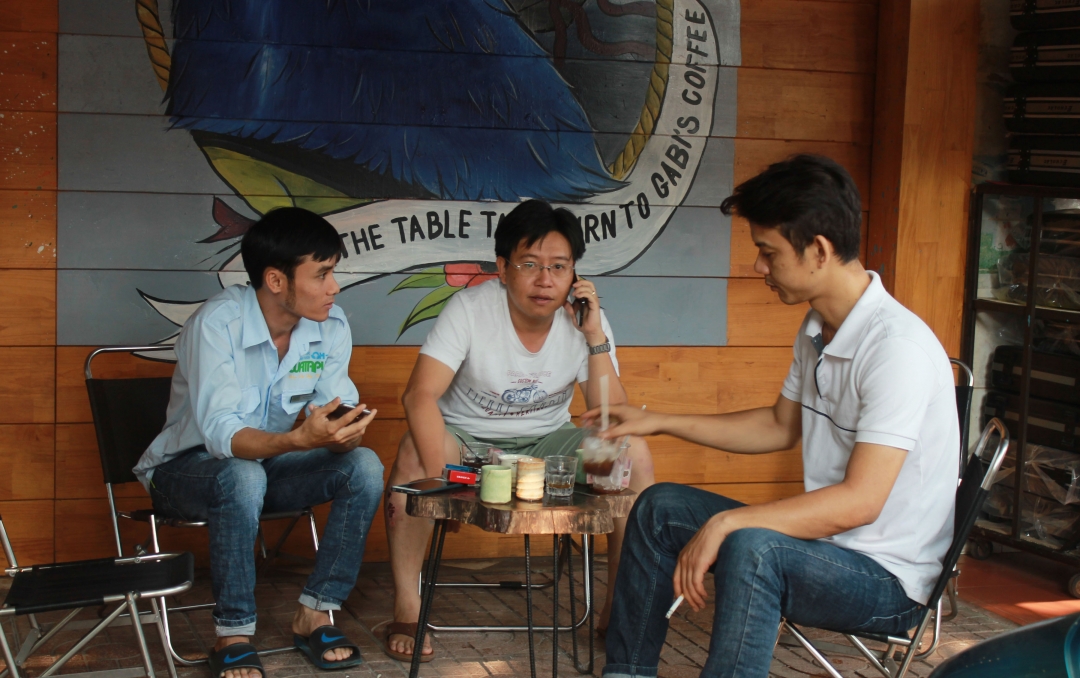 Tại một quán cà phê trên đường Lý Thường Kiệt, khách vẫn tập trung uống cà phê, ngồi gần nhau và không ai đeo khẩu trang. 