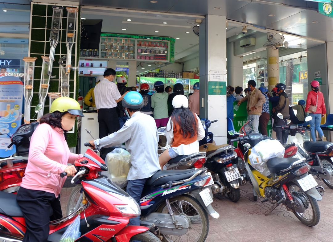 Đến mua thuốc tại nhà thuốc Tân Thái Bình (góc ngã tư Nơ Trang Lơng - Lý Thường Kiệt), không người dân nào để ý đến việc thực hiện giữ khoảng cách 2 mét khi tiếp xúc với người khác. 