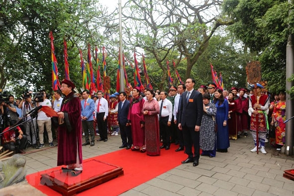 Các đại biểu dâng hương trong Lễ Giỗ Tổ Hùng Vương năm 2019.   Ảnh: TTXVN